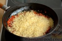 Фото приготовления рецепта: Рис с луком и томатной пастой - шаг №4