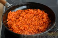 Фото приготовления рецепта: Рис с луком и томатной пастой - шаг №5