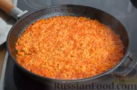 Фото приготовления рецепта: Рис с луком и томатной пастой - шаг №7