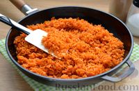 Фото приготовления рецепта: Рис с луком и томатной пастой - шаг №8