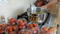 Фото приготовления рецепта: Помидоры по-мурмански (помидоры с кукурузой и базиликом на зиму) - шаг №5