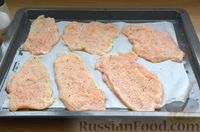 Фото приготовления рецепта: Куриные отбивные, запечённые с кабачками и сыром - шаг №6