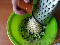 Фото приготовления рецепта: Салат "Прованс" с кукурузой и колбасным сыром - шаг №3