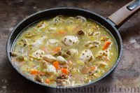 Фото приготовления рецепта: Гречка с курицей и грибами (на сковороде) - шаг №7