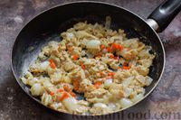 Фото приготовления рецепта: Жареный рис с соевым соусом и яйцами - шаг №6