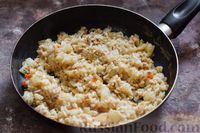 Фото приготовления рецепта: Жареный рис с соевым соусом и яйцами - шаг №8