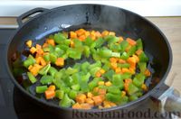 Фото приготовления рецепта: Рис с овощами и яйцами (на сковороде) - шаг №5