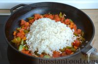 Фото приготовления рецепта: Рис с овощами и яйцами (на сковороде) - шаг №7