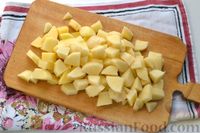 Фото приготовления рецепта: Тушёная картошка с сосисками в томатно-сметанном соусе - шаг №3