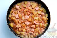 Фото приготовления рецепта: Тушёная картошка с сосисками в томатно-сметанном соусе - шаг №13