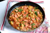 Фото приготовления рецепта: Тушёная картошка с сосисками в томатно-сметанном соусе - шаг №14