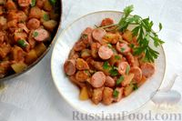 Фото приготовления рецепта: Тушёная картошка с сосисками в томатно-сметанном соусе - шаг №15