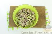Фото приготовления рецепта: Салат с тунцом, виноградом и грецкими орехами - шаг №9