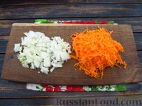 Фото приготовления рецепта: Пирожки на кефире, с морковью и солёными огурцами - шаг №6