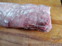 Фото приготовления рецепта: Свиная вырезка в слоёном тесте, с ветчиной, жареным луком и сыром - шаг №2