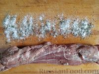 Фото приготовления рецепта: Свиная вырезка в слоёном тесте, с ветчиной, жареным луком и сыром - шаг №3