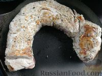 Фото приготовления рецепта: Свиная вырезка в слоёном тесте, с ветчиной, жареным луком и сыром - шаг №5
