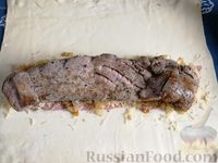 Фото приготовления рецепта: Свиная вырезка в слоёном тесте, с ветчиной, жареным луком и сыром - шаг №14