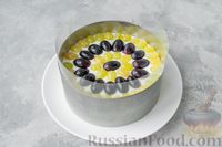Фото приготовления рецепта: Желейный творожно-сметанный торт с виноградом - шаг №12