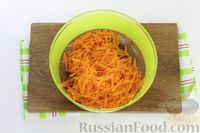 Фото приготовления рецепта: Салат с морковью, сыром, яйцами и чесноком - шаг №2