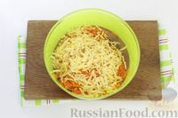 Фото приготовления рецепта: Салат с морковью, сыром, яйцами и чесноком - шаг №3