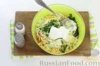 Фото приготовления рецепта: Салат с морковью, сыром, яйцами и чесноком - шаг №6