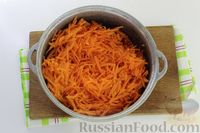Фото приготовления рецепта: Морковный десерт с джемом и грецкими орехами - шаг №2