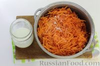 Фото приготовления рецепта: Морковный десерт с джемом и грецкими орехами - шаг №3