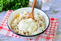 Фото приготовления рецепта: Салат с курицей, рисом, кукурузой, сыром и яйцами - шаг №10
