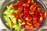 Фото приготовления рецепта: Лечо с зелёными помидорами, острым перцем и чесноком (на зиму) - шаг №6
