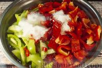 Фото приготовления рецепта: Лечо с зелёными помидорами, острым перцем и чесноком (на зиму) - шаг №7