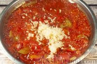 Фото приготовления рецепта: Лечо с зелёными помидорами, острым перцем и чесноком (на зиму) - шаг №9