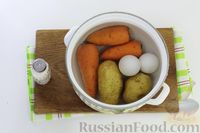Фото приготовления рецепта: Слоёный салат с картофелем, ветчиной, маринованными огурцами и морковью - шаг №2