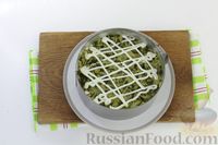 Фото приготовления рецепта: Слоёный салат с картофелем, ветчиной, маринованными огурцами и морковью - шаг №7