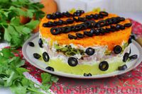 Фото приготовления рецепта: Слоёный салат с картофелем, ветчиной, маринованными огурцами и морковью - шаг №11