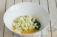 Фото приготовления рецепта: Салат с кукурузой, яблоком и сухариками - шаг №4