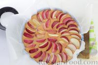 Фото приготовления рецепта: Пряный морковный пирог с яблоками - шаг №9