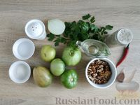 Фото приготовления рецепта: Салат из зелёных помидоров с петрушкой и орехово-луковой заправкой - шаг №1
