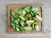 Фото приготовления рецепта: Салат из зелёных помидоров с петрушкой и орехово-луковой заправкой - шаг №2