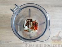 Фото приготовления рецепта: Салат из зелёных помидоров с петрушкой и орехово-луковой заправкой - шаг №5