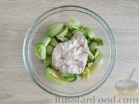 Фото приготовления рецепта: Салат из зелёных помидоров с петрушкой и орехово-луковой заправкой - шаг №9