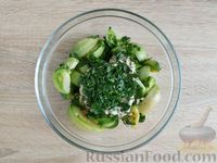 Фото приготовления рецепта: Салат из зелёных помидоров с петрушкой и орехово-луковой заправкой - шаг №11