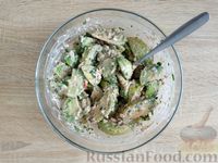 Фото приготовления рецепта: Салат из зелёных помидоров с петрушкой и орехово-луковой заправкой - шаг №12