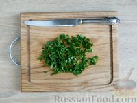 Фото приготовления рецепта: Салат из зелёных помидоров с петрушкой и орехово-луковой заправкой - шаг №10