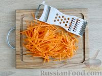 Фото приготовления рецепта: Быстрый салат из моркови и свёклы с маринованным луком - шаг №5