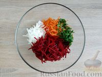 Фото приготовления рецепта: Быстрый салат из моркови и свёклы с маринованным луком - шаг №9