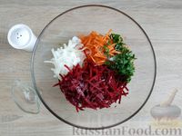 Фото приготовления рецепта: Быстрый салат из моркови и свёклы с маринованным луком - шаг №10