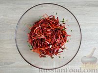 Фото приготовления рецепта: Быстрый салат из моркови и свёклы с маринованным луком - шаг №11