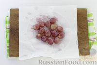 Фото приготовления рецепта: Закусочные сырные шарики с виноградом и грецкими орехами - шаг №2