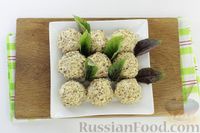 Фото приготовления рецепта: Закусочные сырные шарики с виноградом и грецкими орехами - шаг №7